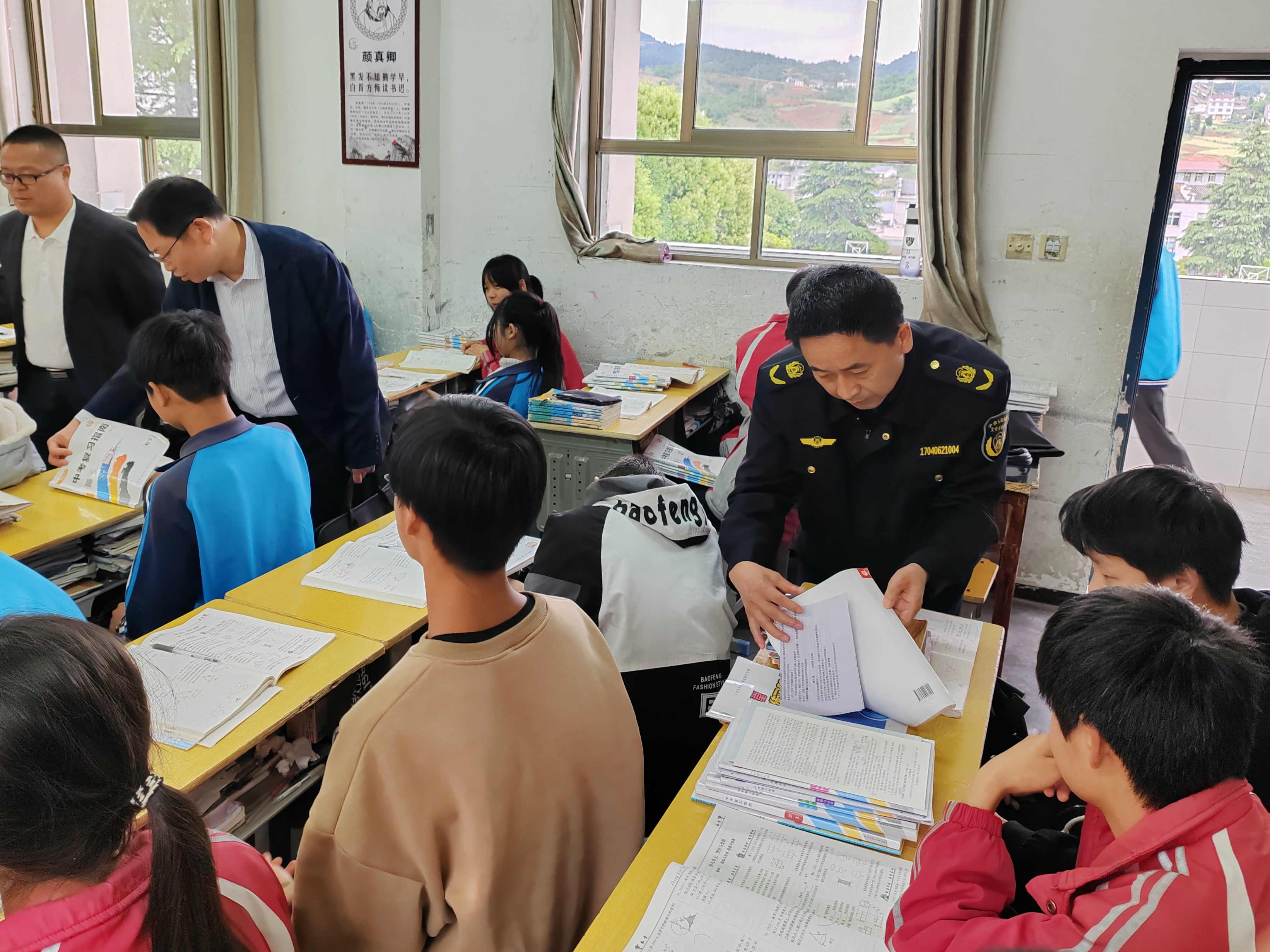 县教育局联合市场监管局深入擂鼓中学开展教辅材料违规治理专项检查