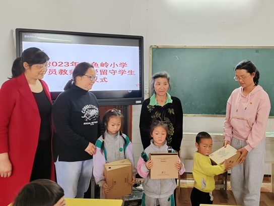 潘口乡开展关爱留守学生活动