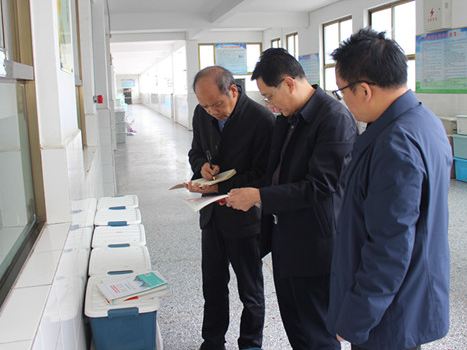 竹山二中：规范教材使用 清理教辅资料