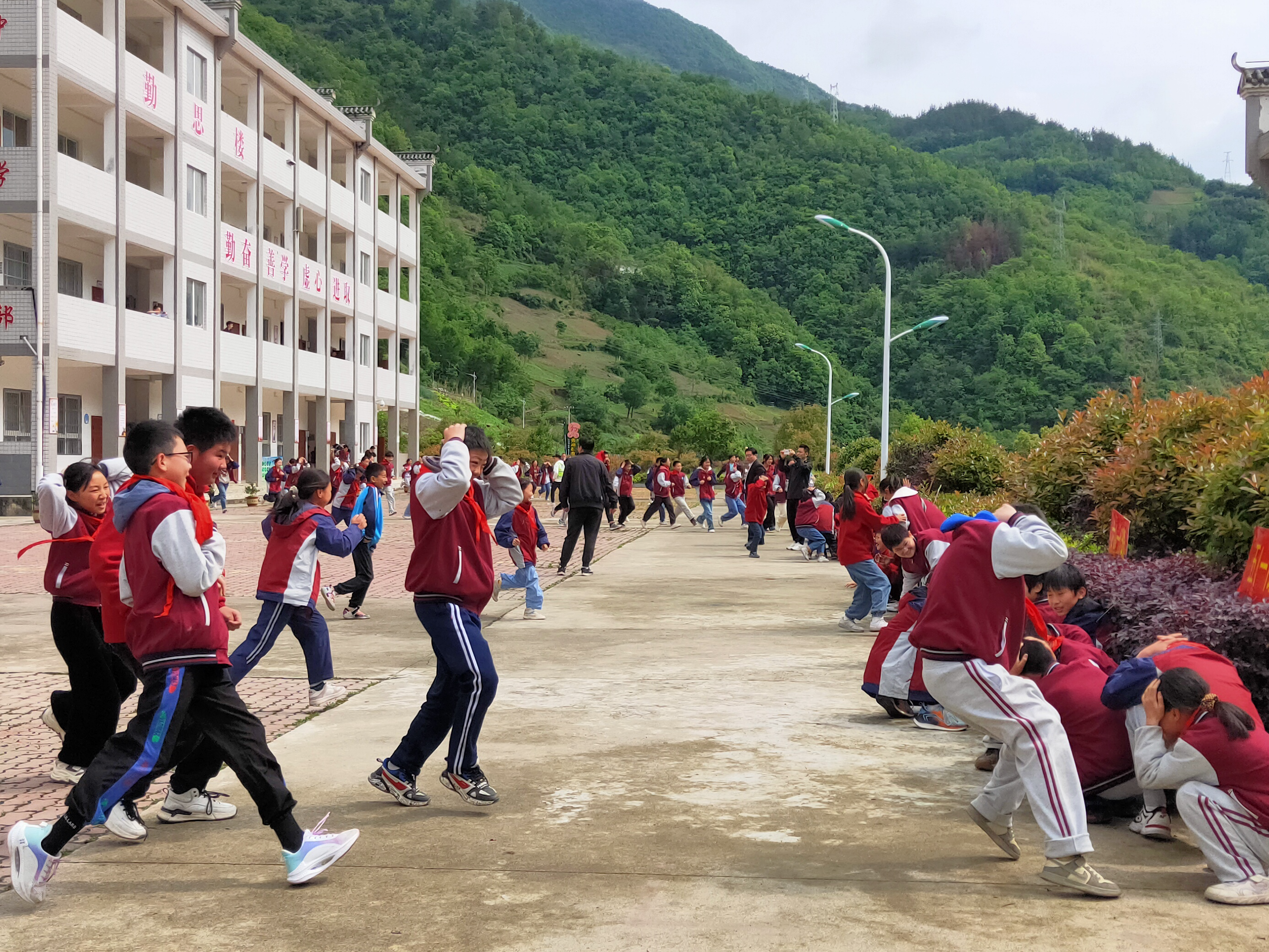 柳林乡九年一贯制学校开展防灾减灾演练