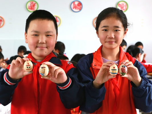 宝丰镇红卫小学：欢乐画彩蛋  趣味迎立夏