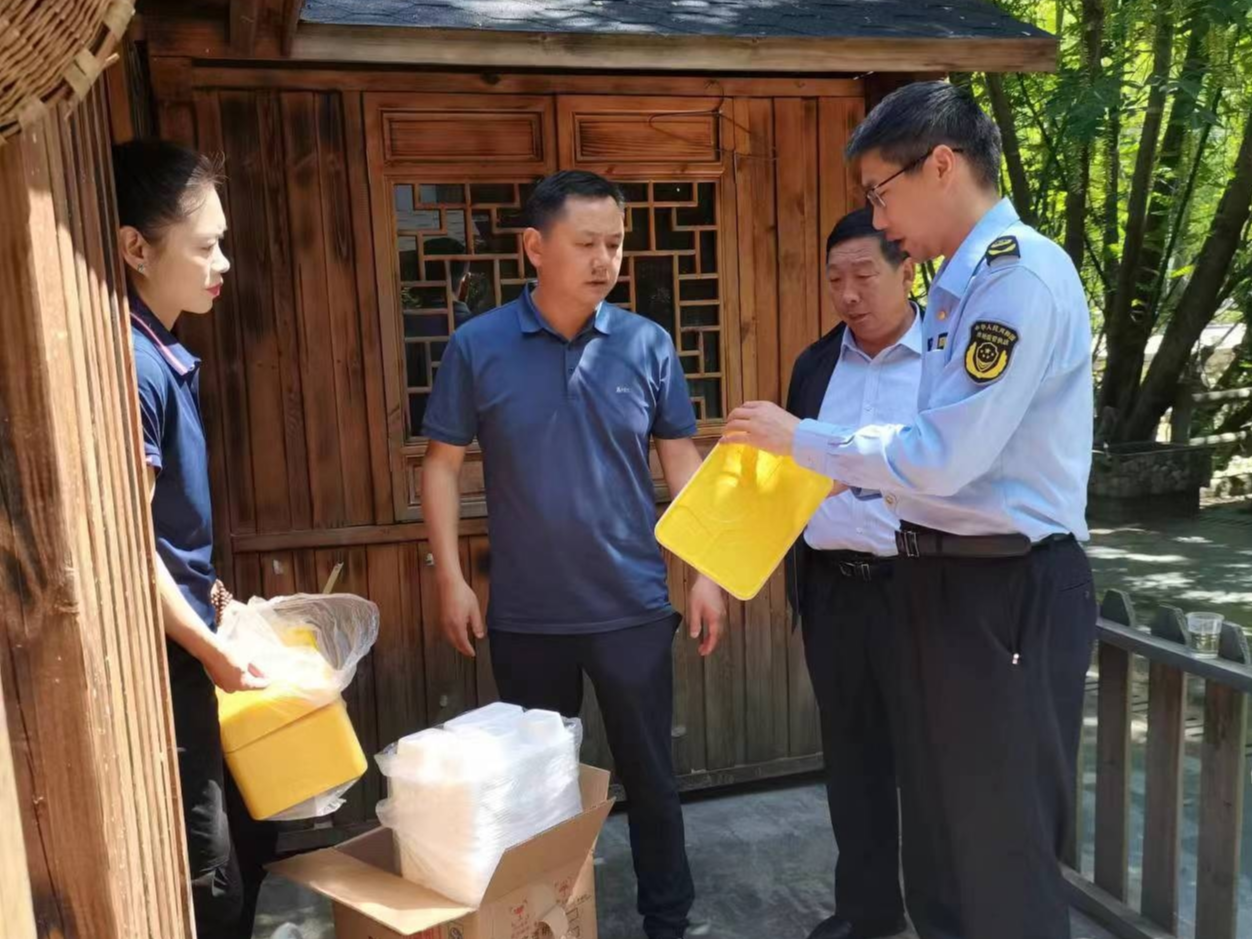 县市场监管局全力以赴护航“马拉松”赛事