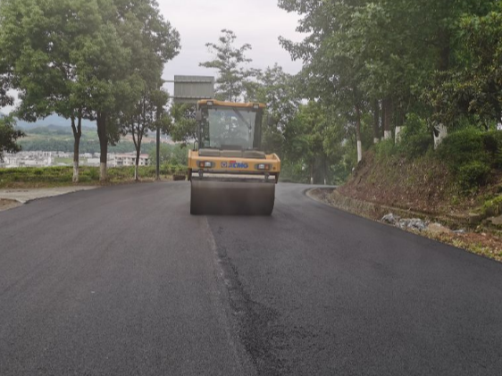 我县公路降等接续养护 重铺路面焕然一新