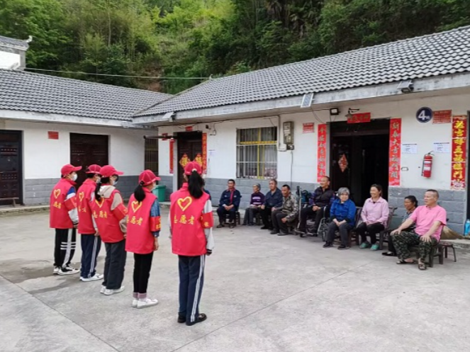 吉阳小学开展关爱空巢老人志愿服务活动