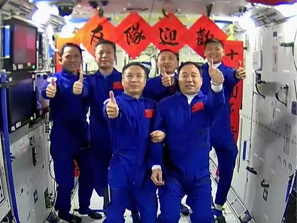 太空会师！