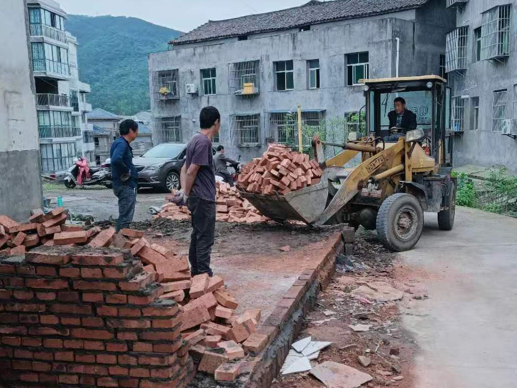 秦古镇拆除一违法建筑