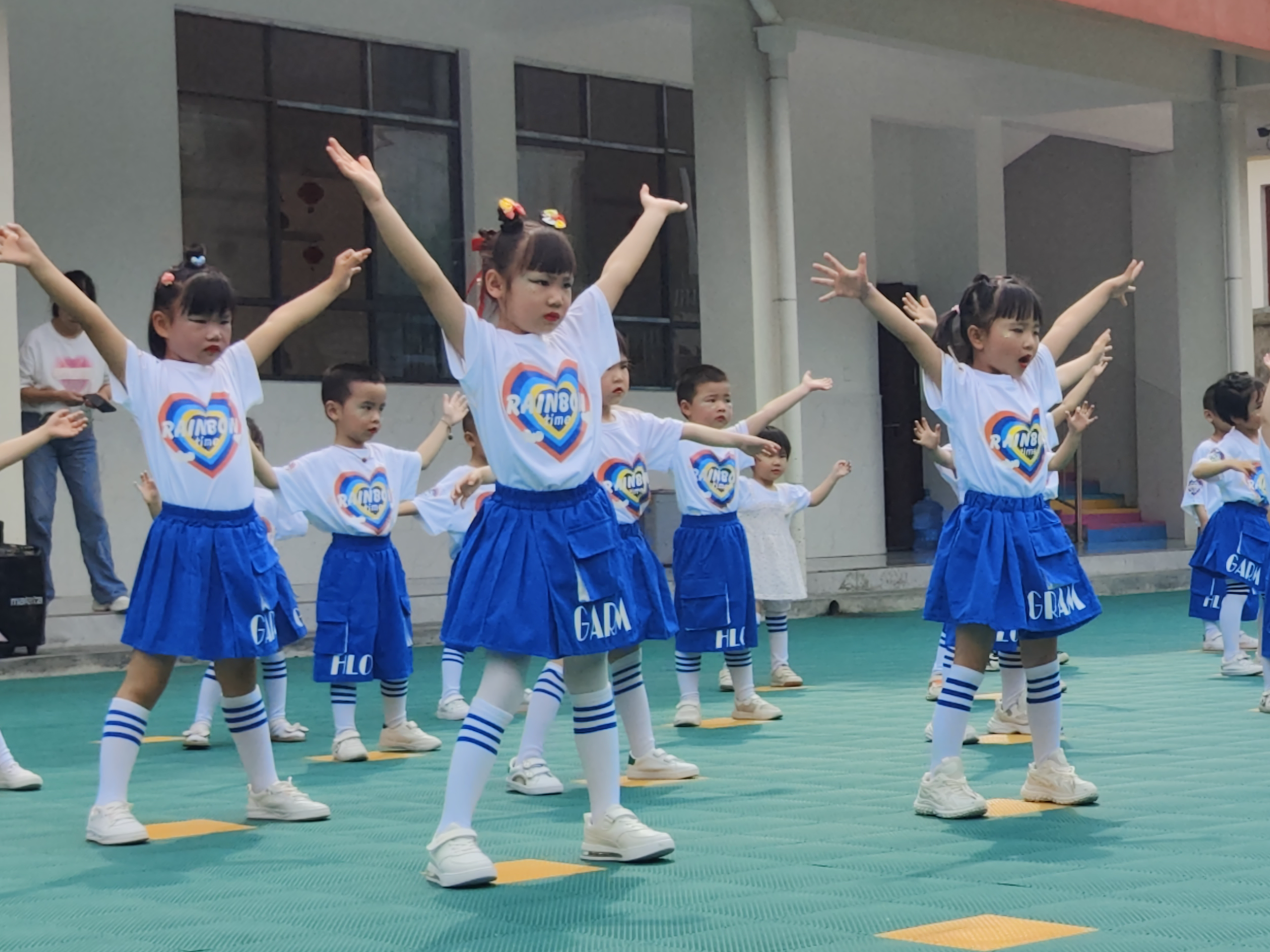 宝丰镇新茶幼儿园开展“庆六一”活动