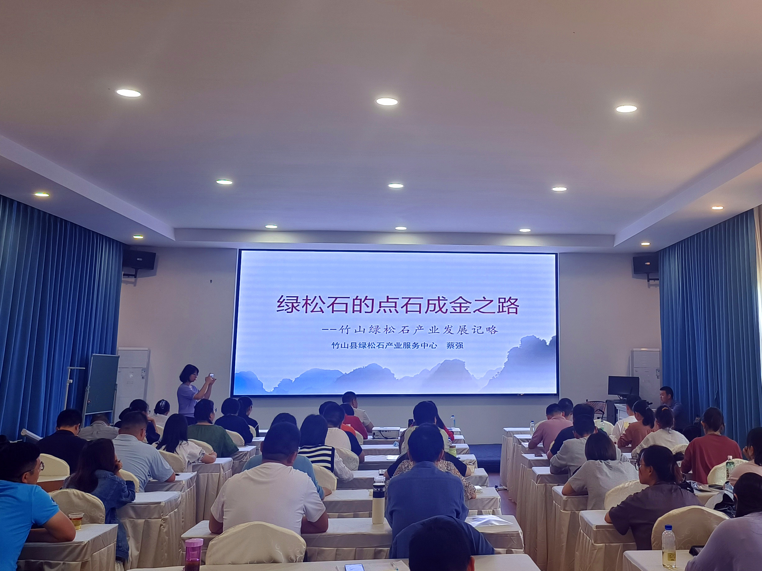 县绿松石产业中心赴云盖寺开展文化交流活动