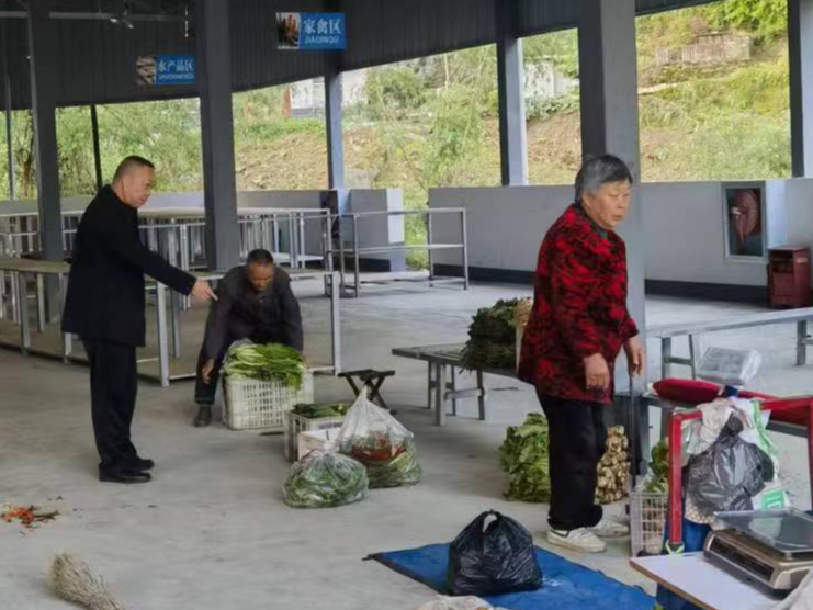 得胜镇：劝导菜农“上市” 共建美丽小镇