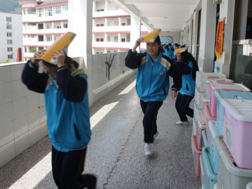 竹山二中开展防震减灾应急疏散演练活动