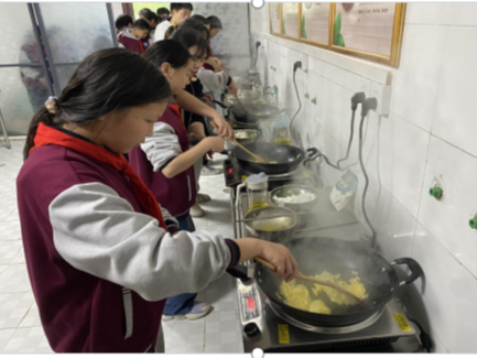 柳林乡中心学校学生课堂学做“蛋炒饭”