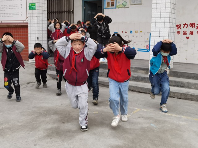 双坝小学：防震减灾应急疏散演练  千余师生百秒逃生