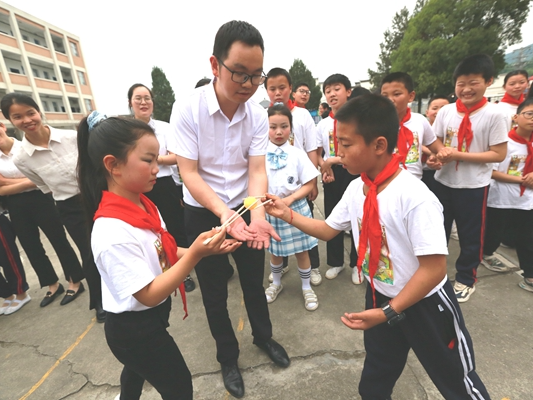 爱心满满！千里助学到村小  童心同趣迎“六一”
