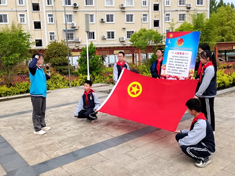宝丰中学举行离队入团暨 “红领巾奖章”三星章颁章仪式