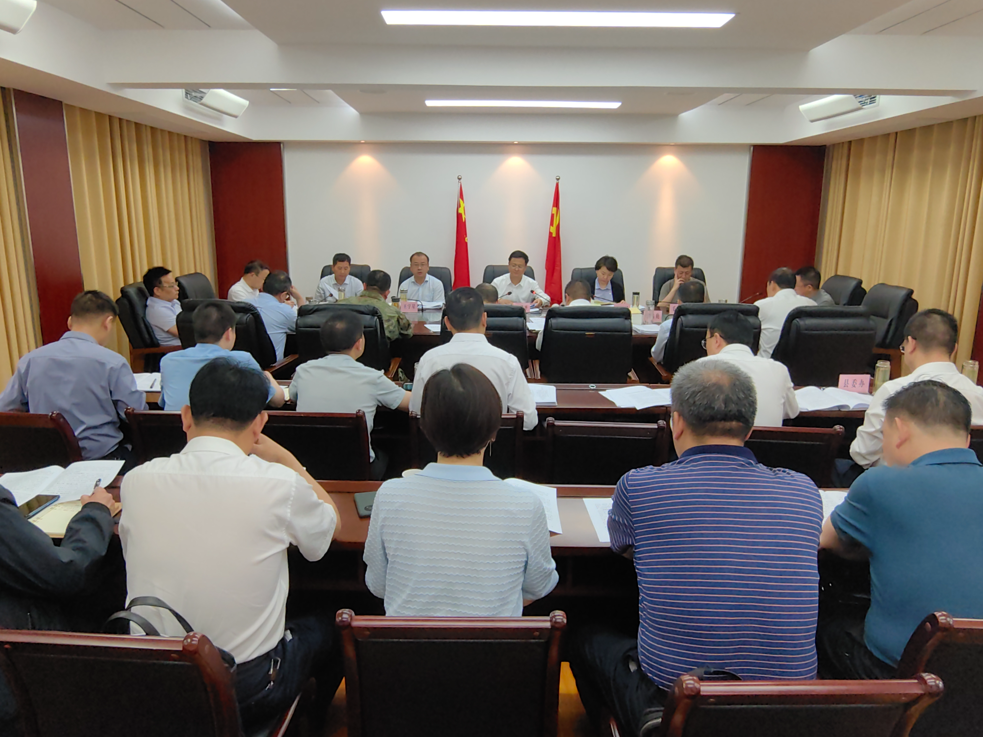 陈建平主持召开常委会会议