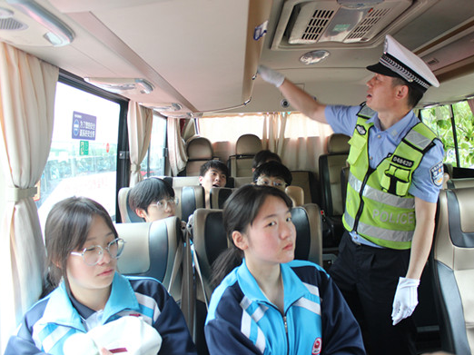 竹山二中：交警同行护航高考