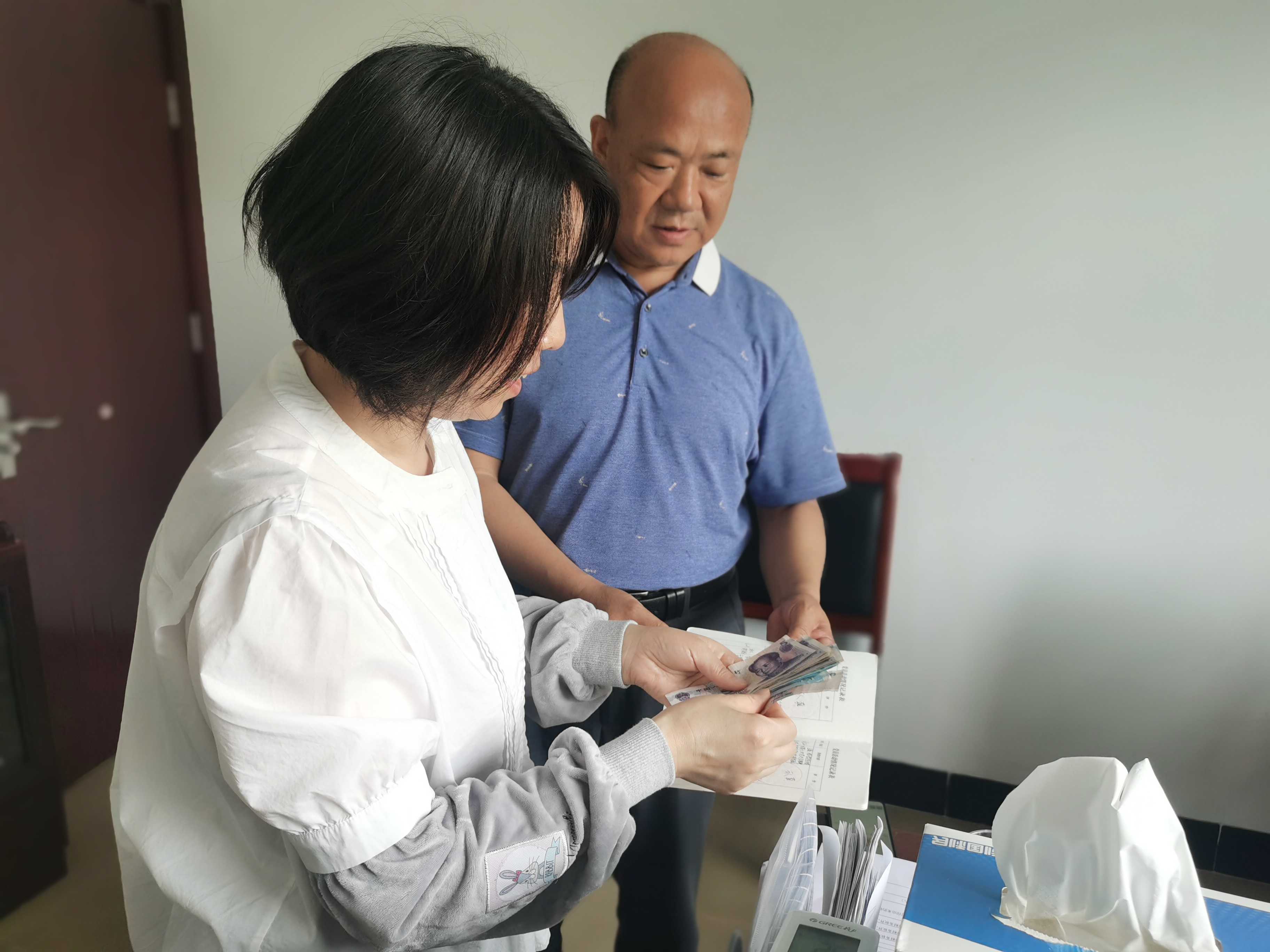 县统计局：不改初心　一心向党——退休老党员坚持亲手将党费交给组织