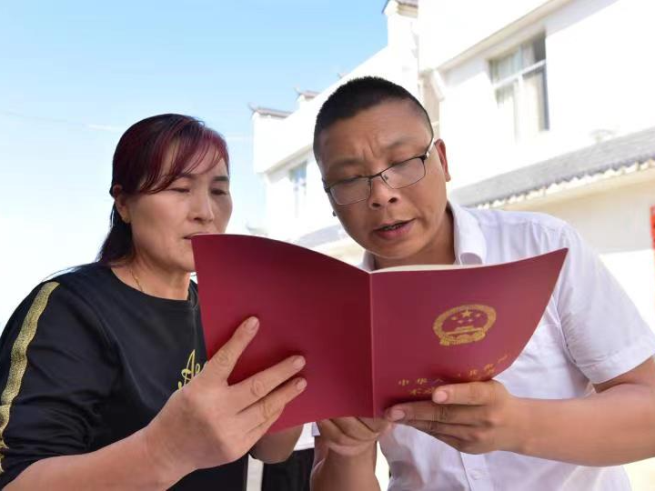 县林权不动产证集中发放仪式在上庸镇大泉山村举行