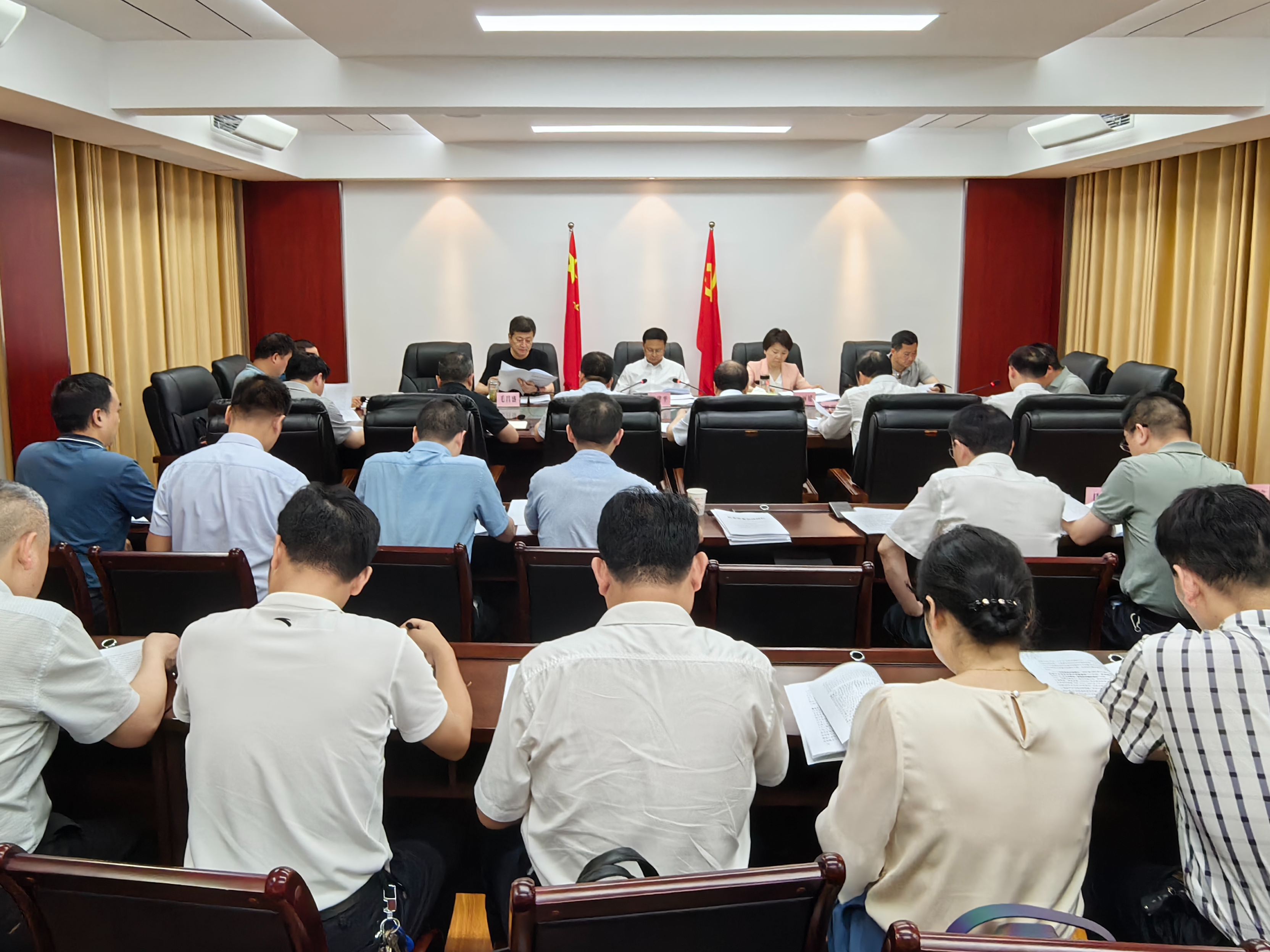 陈建平主持召开县委常委会会议