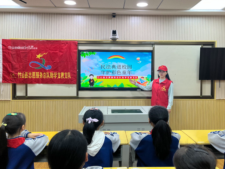 官渡鎮中心學校扎實開展《民法典》進校園活動