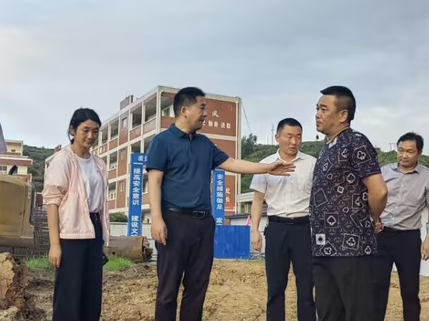 县教育局领导督导溢水中学在建工程项目