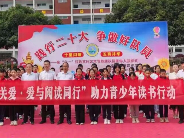 竹山新华书店捐赠图书助力青少年读书行动