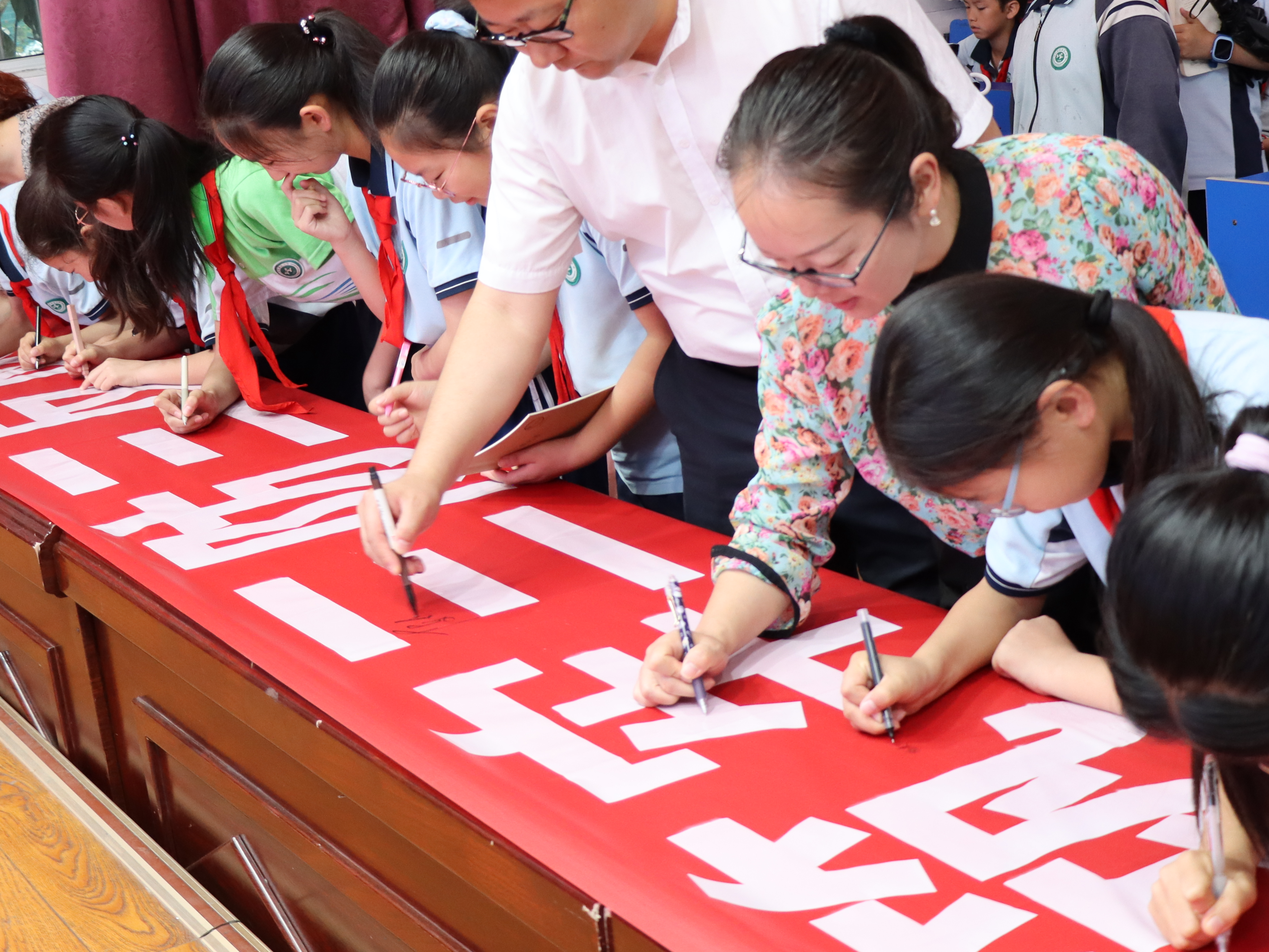 张振武小学：开展“全国安全宣传咨询日”活动