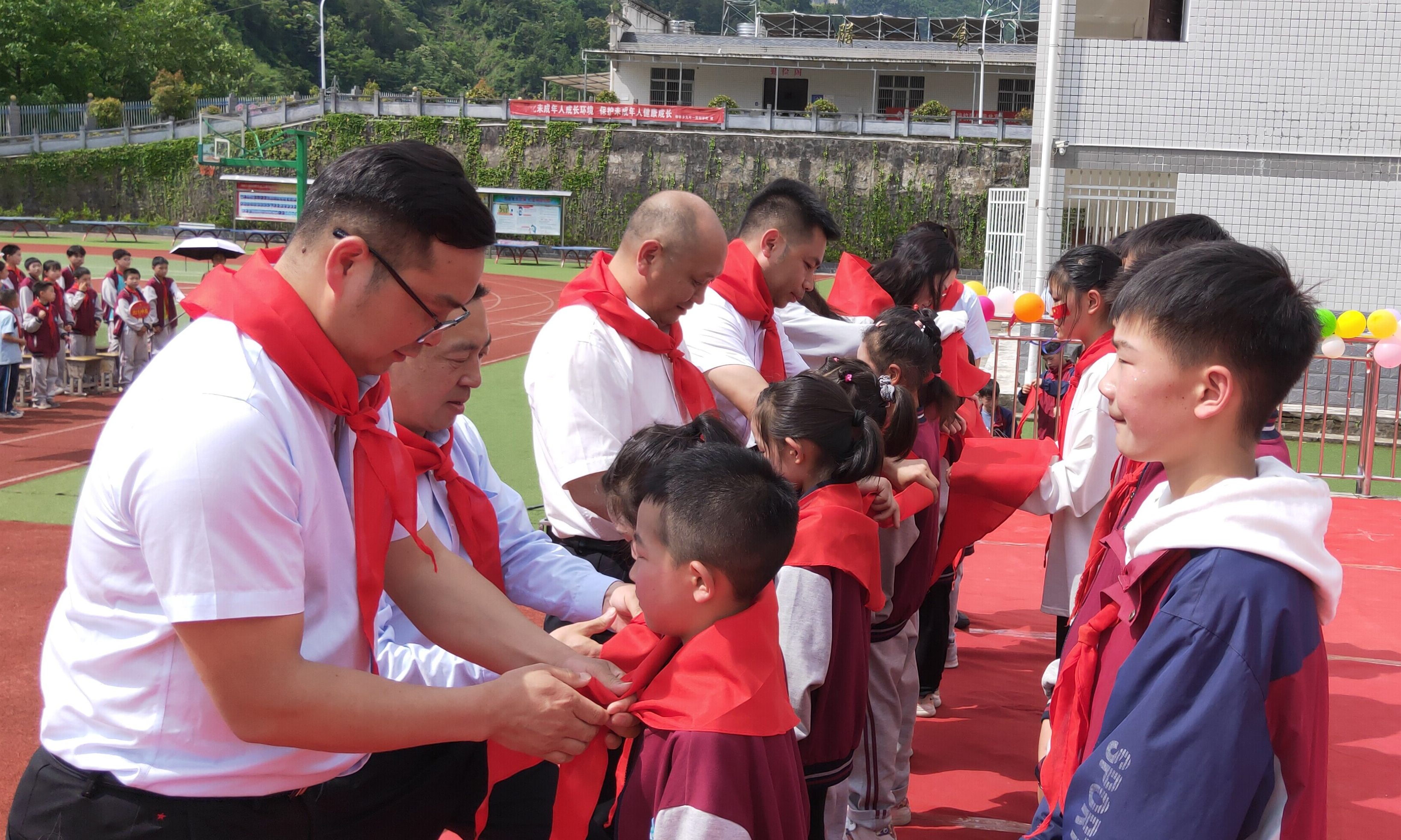 柳林乡九年一贯制学校举行少先队新队员入队仪式