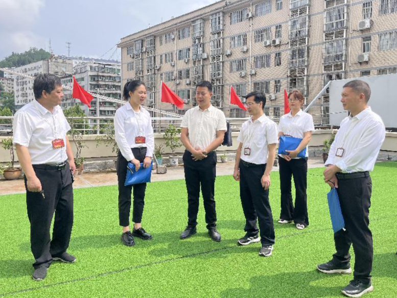 城关镇：代表活动进社区 服务群众零距离