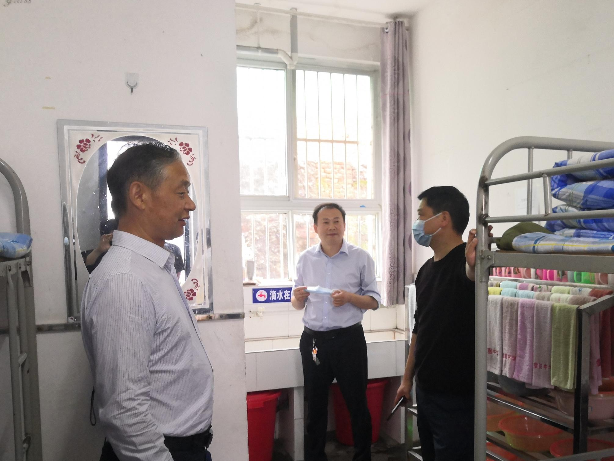 县教育局后勤办深入擂鼓中学检查督导后勤管理工作