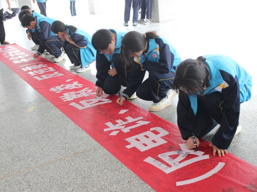 竹山二中开展“反电诈、反欺凌、反违乘”宣传教育