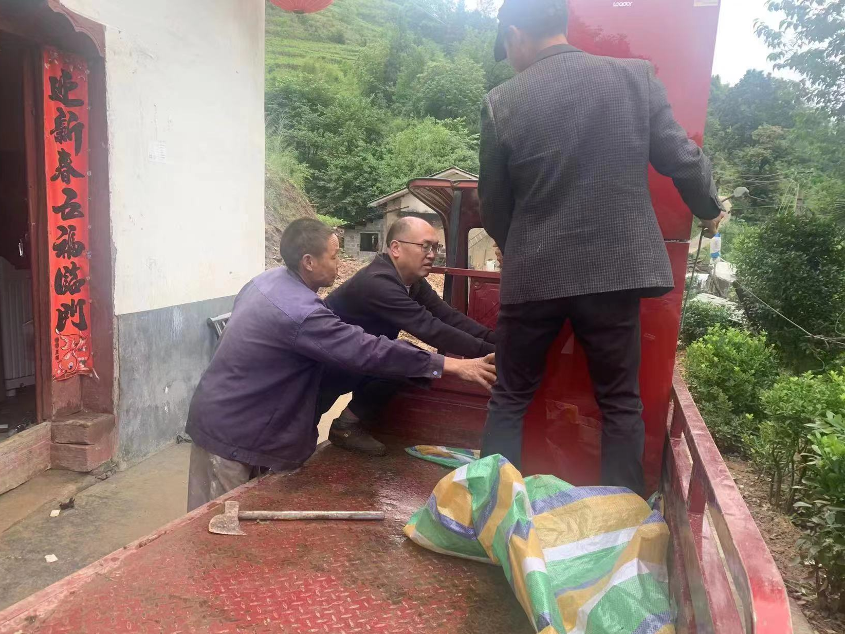 灾害无情　人间有爱