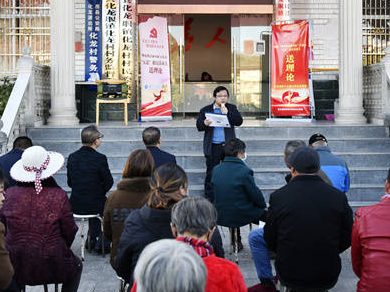 手握“红笔”育英才——记教育部高校网络教育名师胡文江