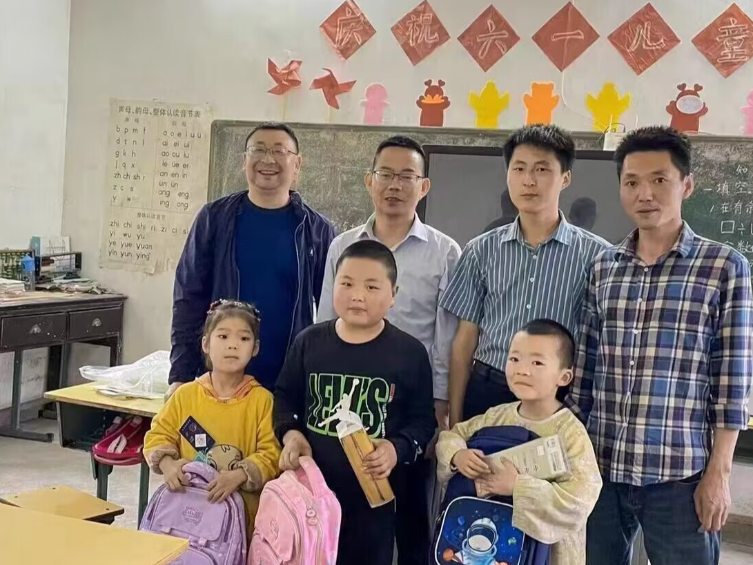 縣行政審批局駐村工作隊關愛留守兒童