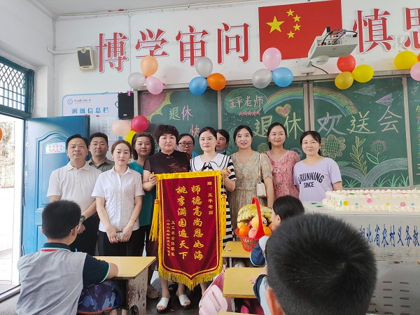 县第二实验小学：春风化雨三十载 炎夏桃李念师恩