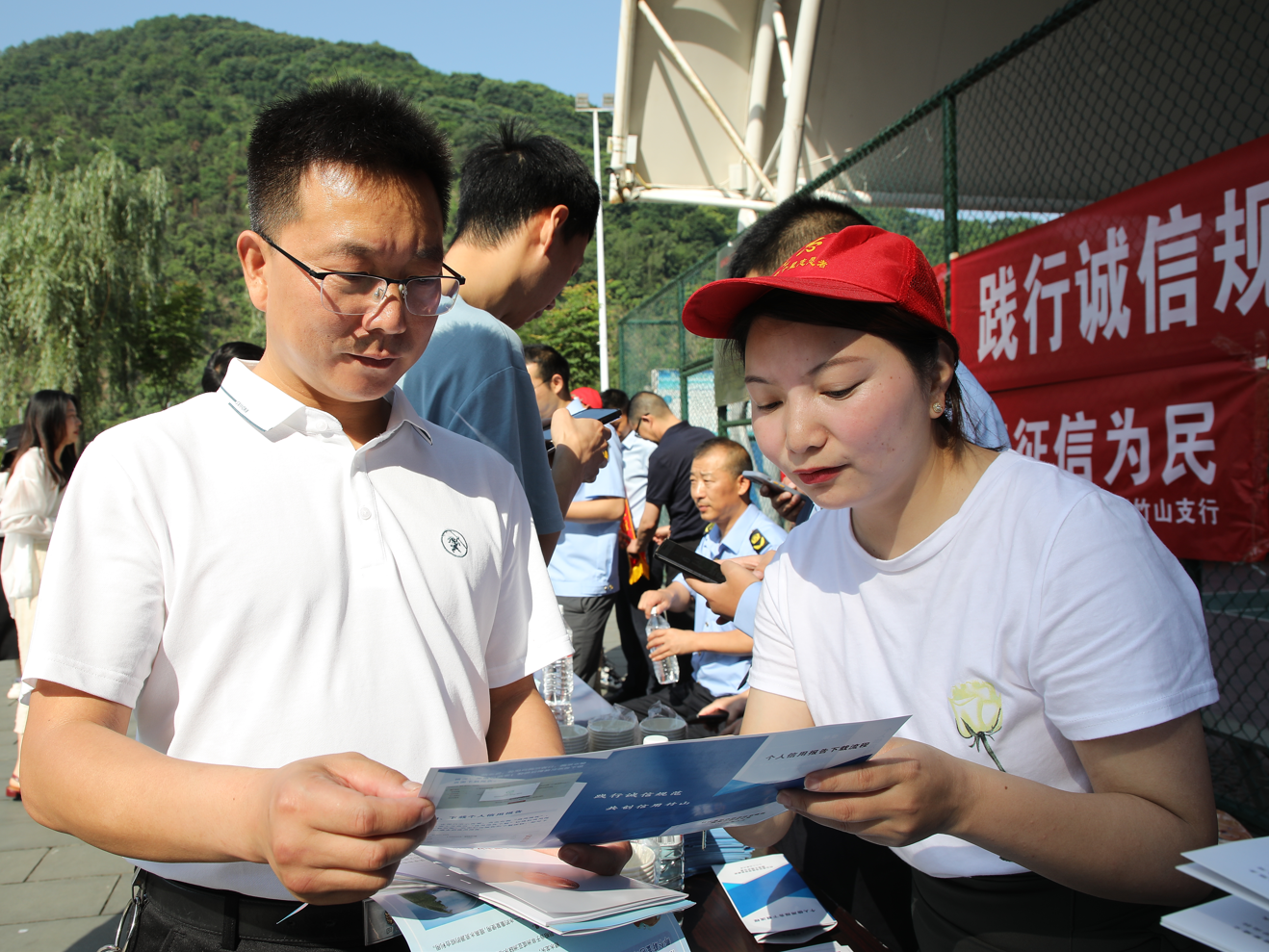 我县开展“践行诚信规范  共创信用竹山”主题宣传活动