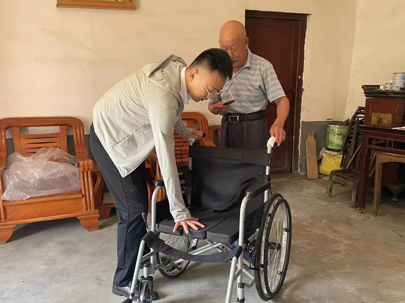 县人才服务扎实推动下基层实践活动提质增效