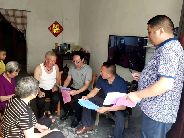 上庸镇：及时发放农民负担及补贴政策监督卡