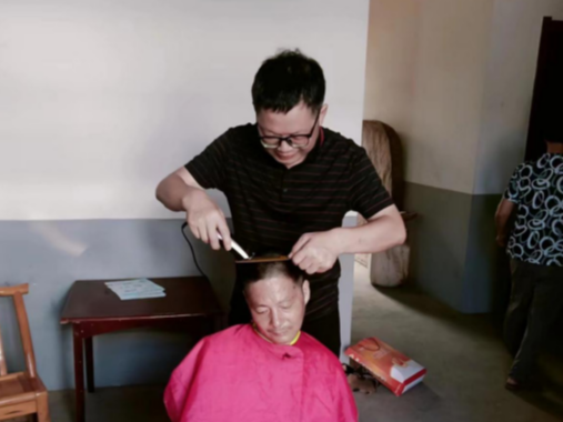 擂鼓镇护驾村：驻村第一书记变身“义务理发师”