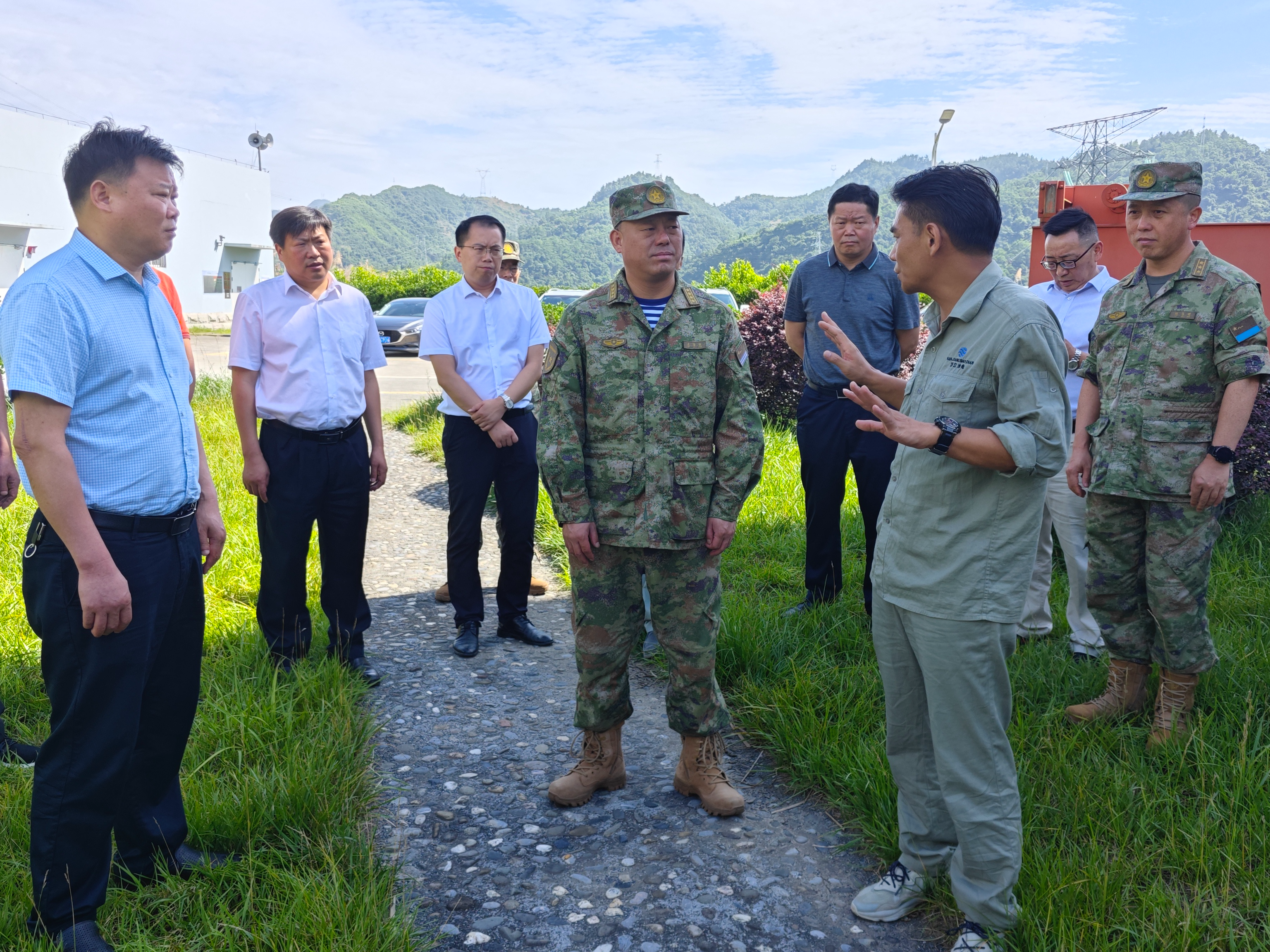 十堰军分区司令员吴海权检查我县“五防”工作