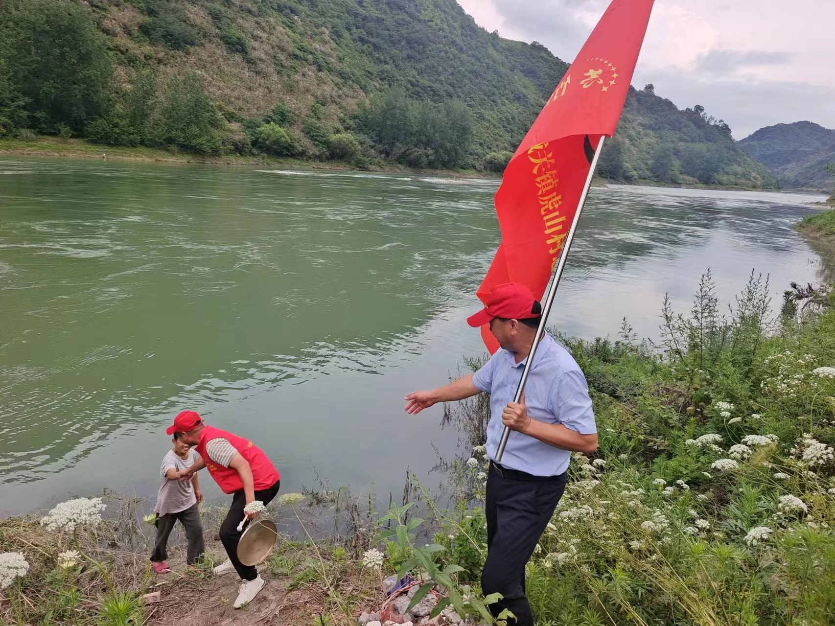 城关镇：党员干部齐上阵 筑牢防溺水“红色堤坝”