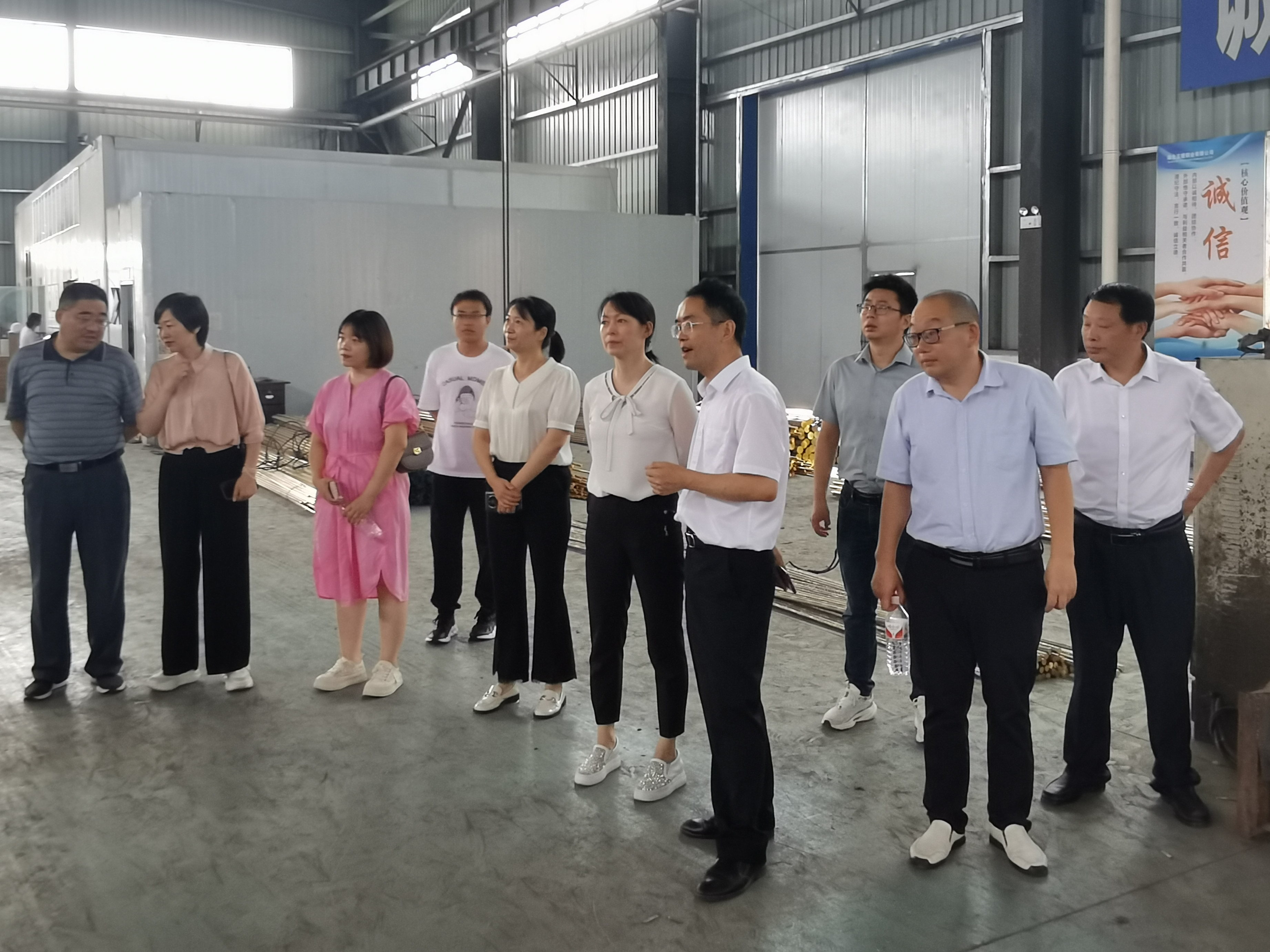 县招商服务中心组织驻外招商专班赴园区参观学习