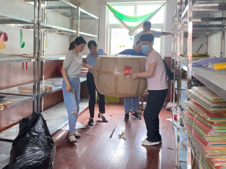 潘口乡中心小学：暑假教师“搬家忙”