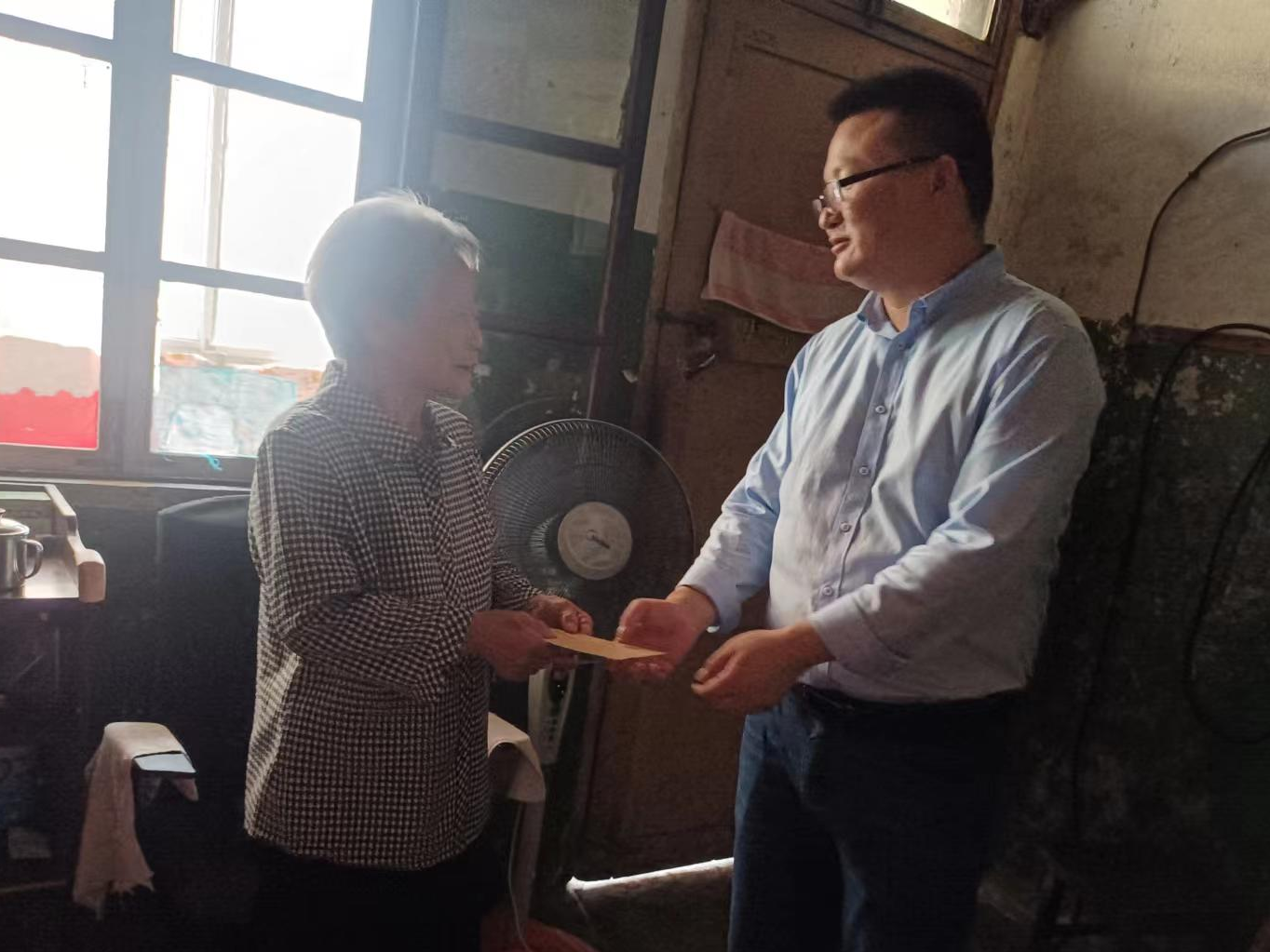 竹坪乡开展走访慰问党员活动