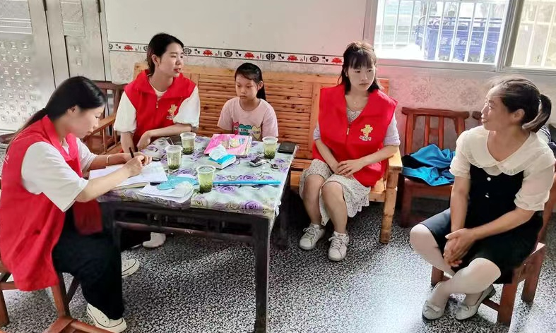 擂鼓镇小学：入户家访传递爱   家校携手育未来