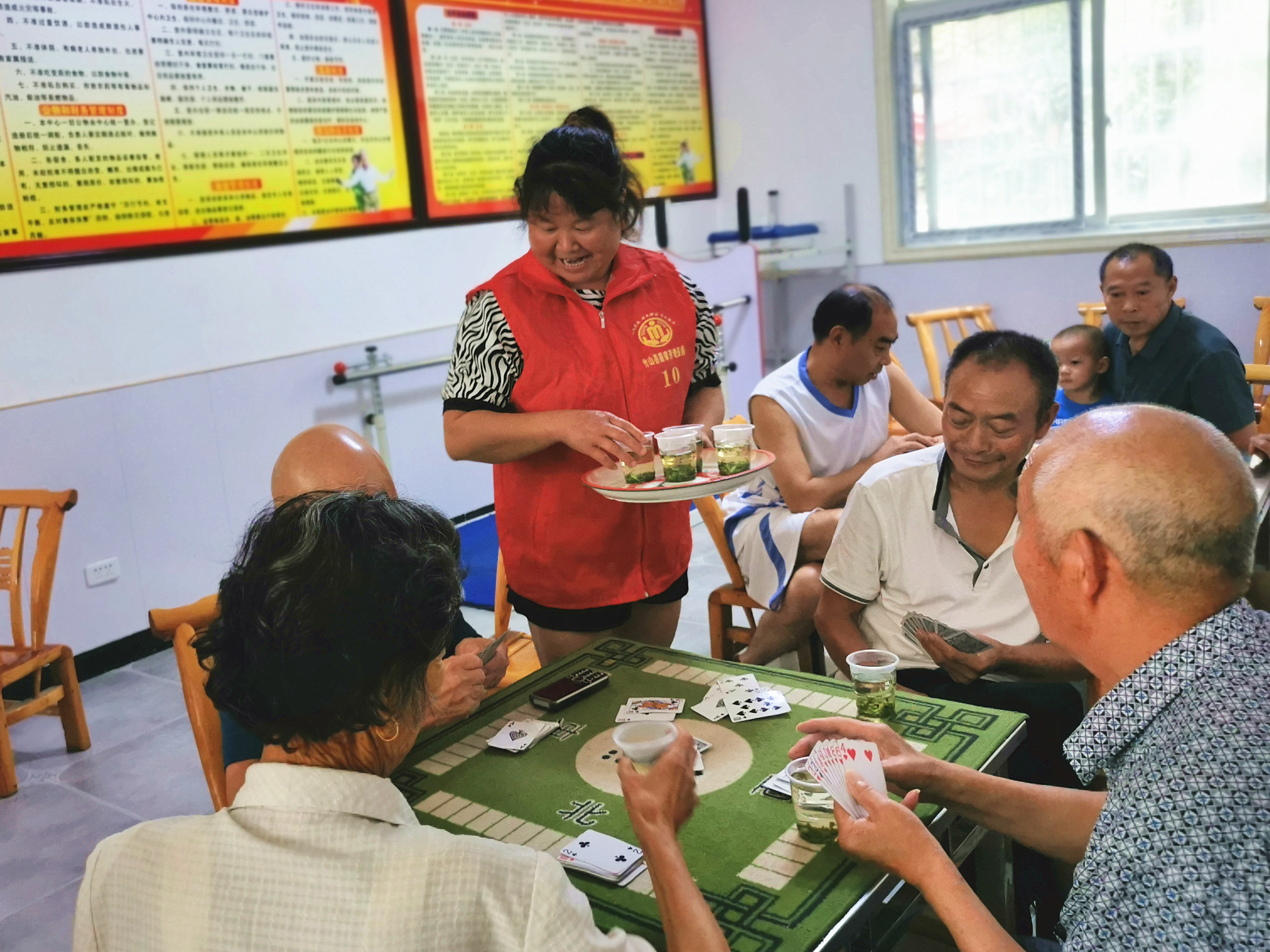 县民政局组织开展“清凉一夏 关爱老人”活动