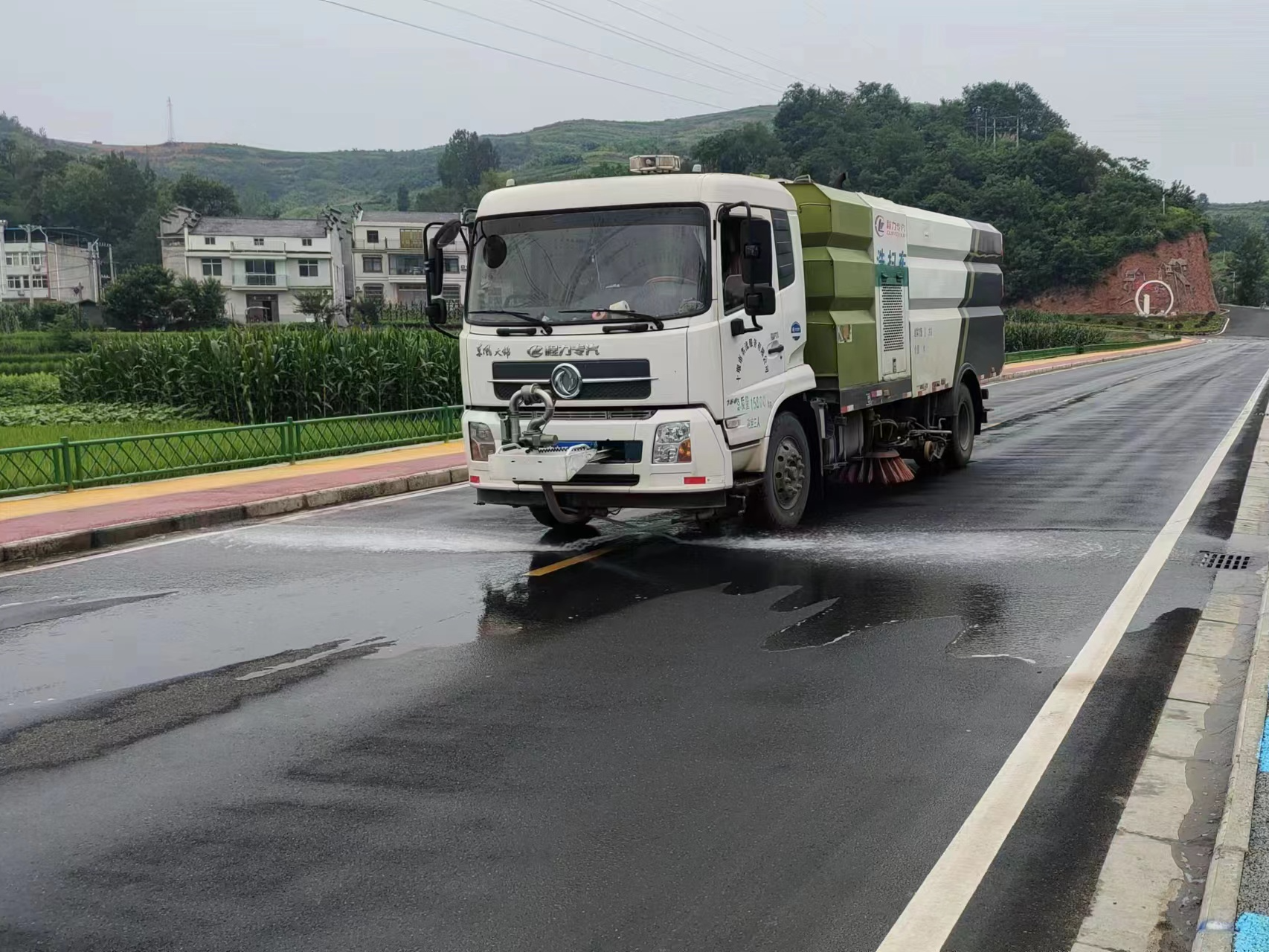 溢水镇：开启清洗模式 扮靓公路“颜值”