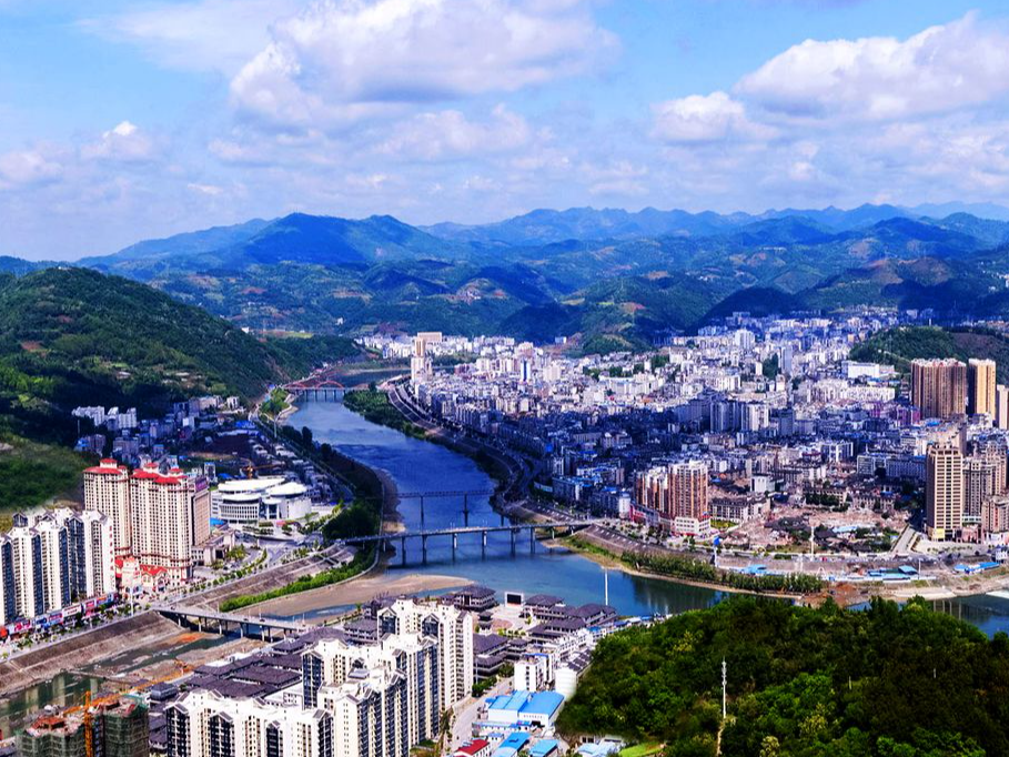 陈建平主持召开县委常委会会议