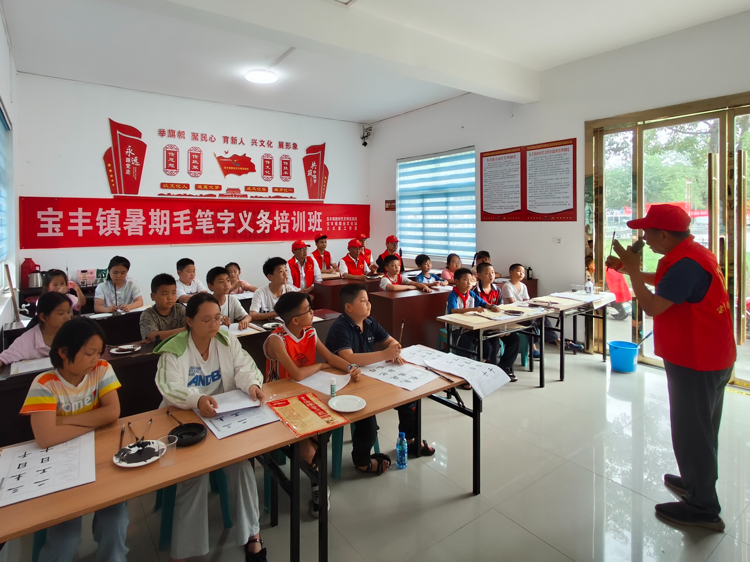 宝丰镇暑期毛笔字书法培训班开班