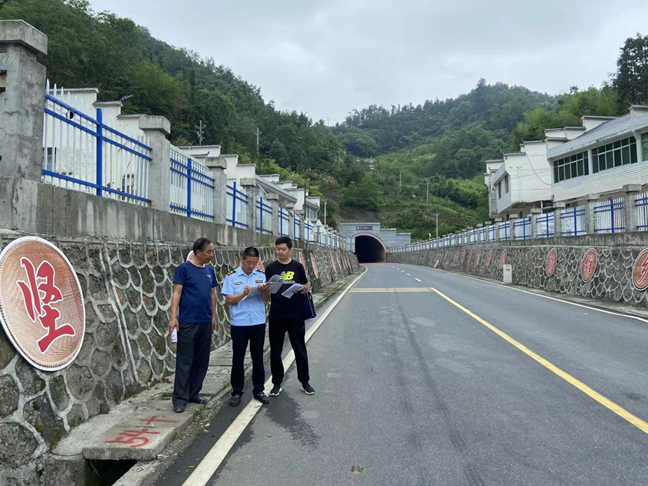 县文旅局：安装标识标牌推动全域旅游示范区创建